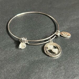 Women’s vintage dainty silver tone crystal charm bracelet one‎ size
